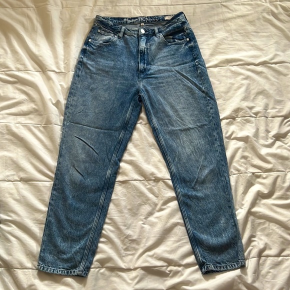 GUESS Mom Jean in Acid Wash High Rise Tapered - Picture 3 of 12